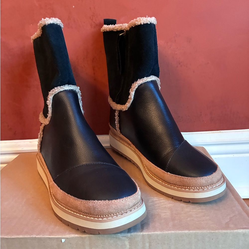 TOMS Makenna Women's Black & Tan Leather Shearling Water Resistant Boots, Size 6